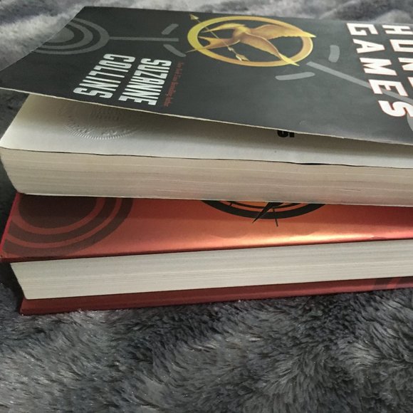 Hunger Games 1 & 2 Books - Picture 4 of 4